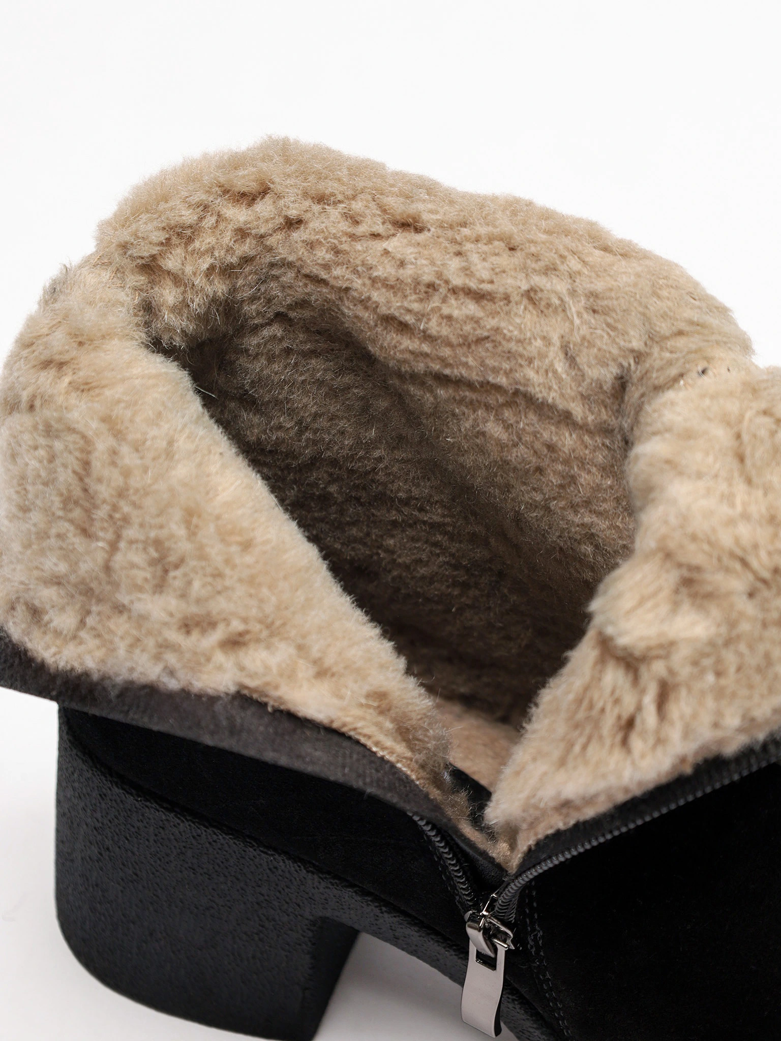 Ботильоны черного цвета из натуральной замши на широком высоком каблуке